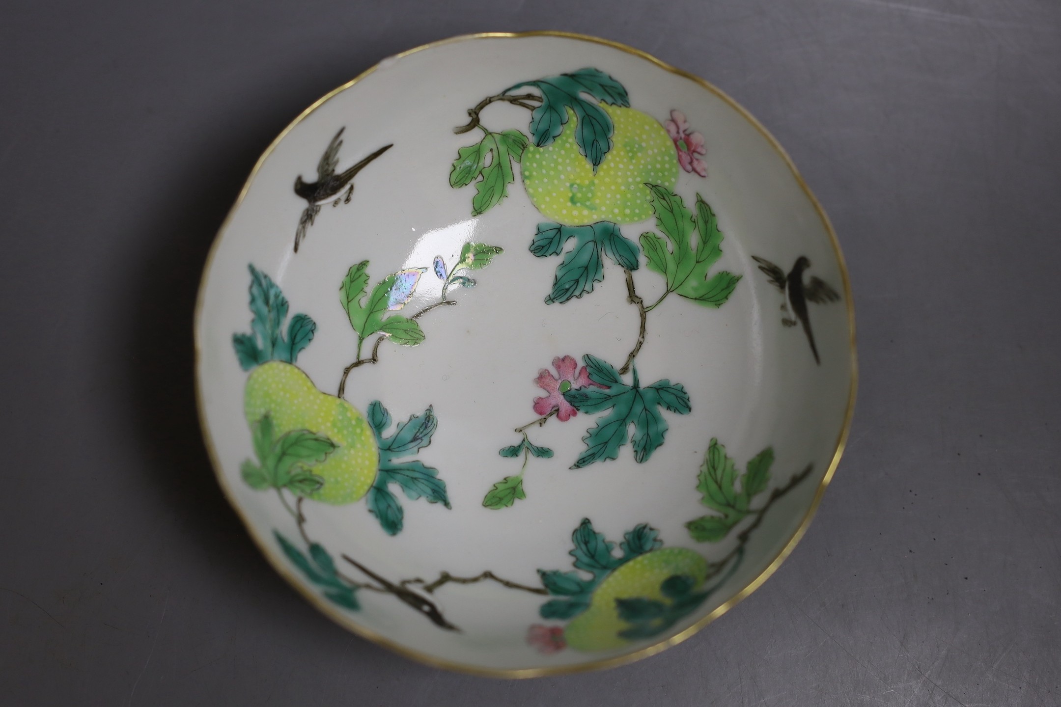 A Chinese famille rose bowl and cover, Xianfeng / Tongzhi period, unusually painted inside 14cm diameter